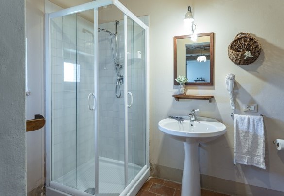 En suite bathroom with shower n.4 in annex n.2 - Nonno Fernando 