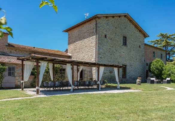 La zona pranzo esterna sotto il gazebo - Nonno Fernando   