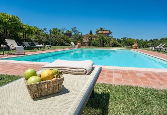 La piscina e il casale sullo sfondo - Nonno Fernando 
