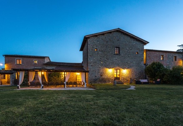 Il suggestivo casale e il gazebo di notte - Nonno Fernando