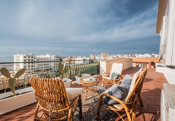Dalla zona living tramite due ampie porte finestre, si accede direttamente sul terrazzo a livello di circa 90 mq che abbraccia l’appartamento su due lati e offre un panorama sul mare che bagna la città di Gallipoli. Nova Domus