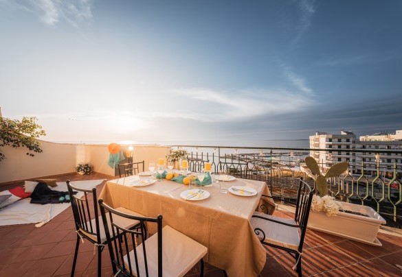 Dalla zona living tramite due ampie porte finestre, si accede direttamente sul terrazzo a livello di circa 90 mq che abbraccia l’appartamento su due lati e offre un panorama sul mare che bagna la città di Gallipoli. Nova Domus