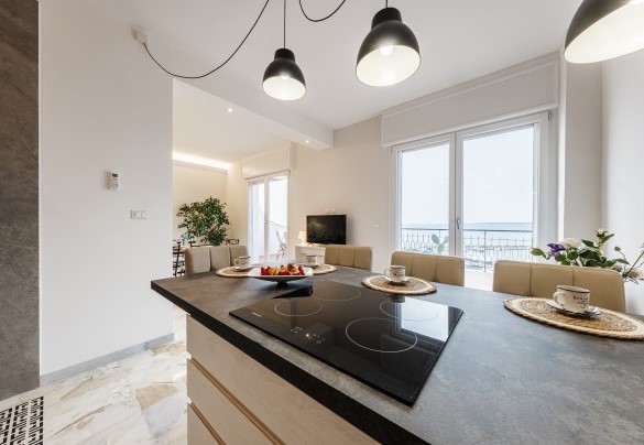 Comoda cucina attrezzata vista mare. Nova Domus