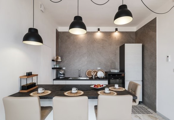 Comoda cucina attrezzata vista mare. Nova Domus