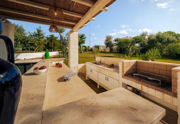 Barbecue con lavandino e zona di lavoro - Opuntia Trulli e Lamie