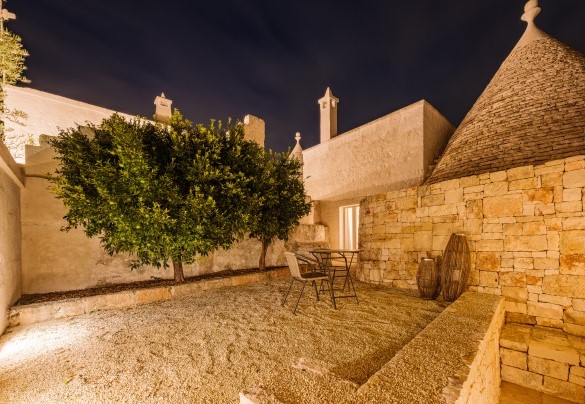 Alla sera, tutto si placa e si trasforma, proprio come il piccolo aranceto - Opuntia Trulli e Lamie