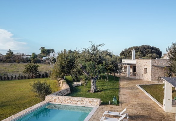 A haven of relaxation that offers a magnificent view of the lush garden - Opuntia Trulli e Lamie