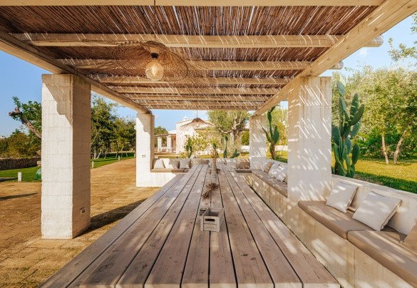 A haven of relaxation that offers a magnificent view of the lush garden - Opuntia Trulli e Lamie