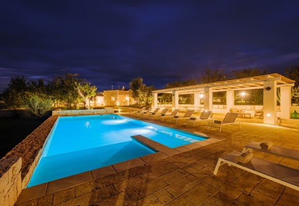 La zona della piscina è spaziosa e dotata di tutti i comfort - Opuntia Trulli e Lamie