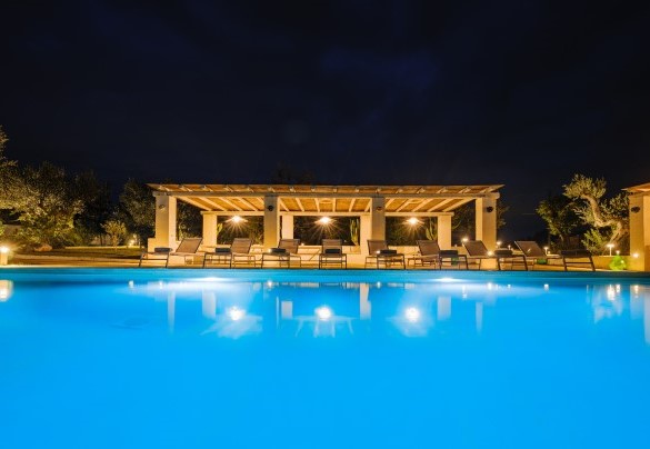 La zona della piscina è spaziosa e dotata di tutti i comfort - Opuntia Trulli e Lamie