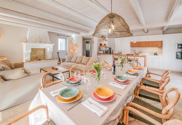 Dining area and kitchen with large peninsula - Opuntia Trulli e Lamie