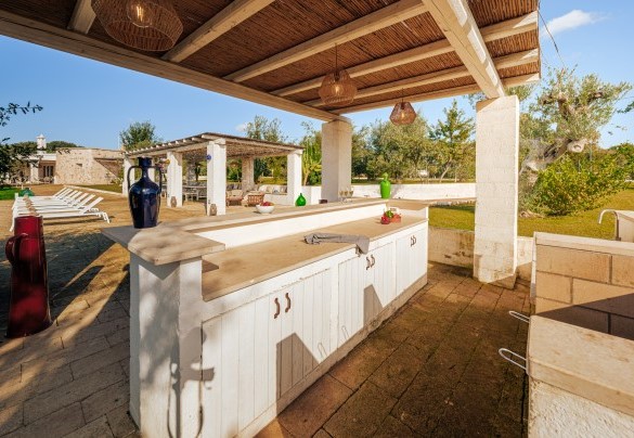 Barbecue con lavandino e zona di lavoro - Opuntia Trulli e Lamie