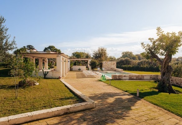 It is framed by a park with lawns and lush vegetation of citrus and olive trees - Opuntia Trulli e Lamie