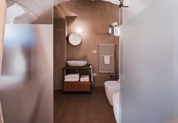 En-suite bathroom n. 3 with shower and bathtub - Opuntia Trulli e Lamie