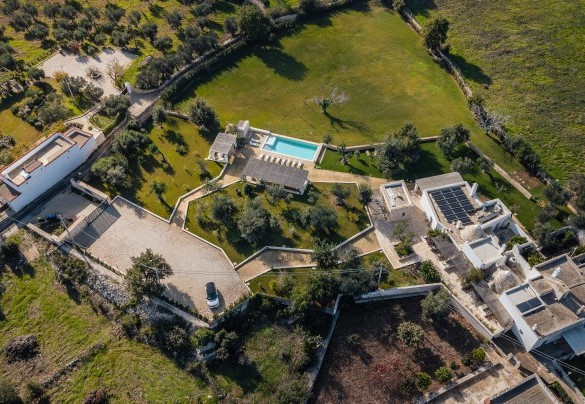 Veduta aerea della villa e del parco - Opuntia Trulli e Lamie