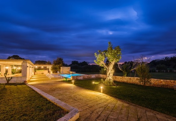 Un'oasi di relax che offre una magnifica vista sul rigoglioso giardino - Opuntia Trulli e Lamie