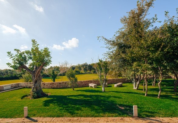 Incorniciata da un parco con prati e una rigogliosa vegetazione di agrumi e ulivi - Opuntia Trulli e Lamie