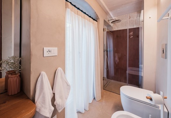 En-suite bathroom with shower n. 2- Opuntia Trulli e Lamie