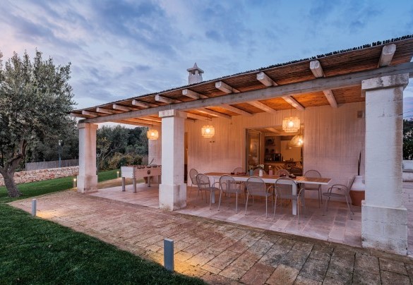 Patio attrezzato con il biliardino e con gazebo con area pranzo - Opuntia Trulli e Lamie