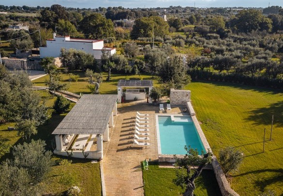 La zona della piscina è spaziosa e dotata di tutti i comfort - Opuntia Trulli e Lamie