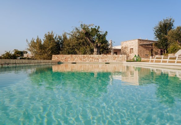 It is framed by a park with lawns and lush vegetation of citrus and olive trees - Opuntia Trulli e Lamie