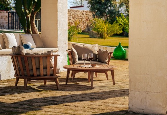 A short distance from the white houses overlooking the sea of Polignano a Mare - Opuntia Trulli e Lamie