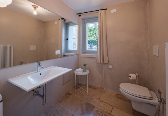 Handicapped-accessible guest bathroom with toilet and basin - Opuntia Trulli e Lamie