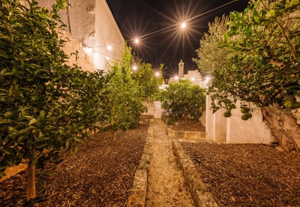 A haven of relaxation that offers a magnificent view of the lush garden - Opuntia Trulli e Lamie  