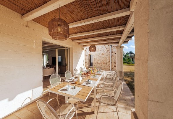 Patio for fresh breakfasts and dinners - Opuntia Trulli e Lamie