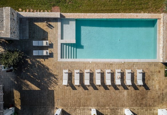 Area solarium e piscina con lettini e doccia esterna - Opuntia Trulli e Lamie