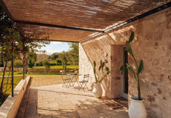 A haven of relaxation that offers a magnificent view of the lush garden - Opuntia Trulli e Lamie