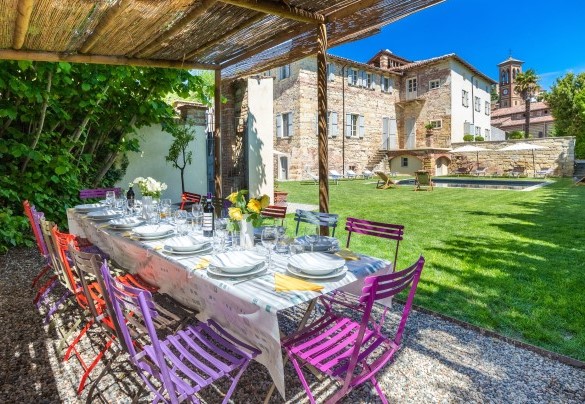 The table for banquets in the shade of the veranda in the area with barbecue and wood oven - Palazzo Pozzobonelli