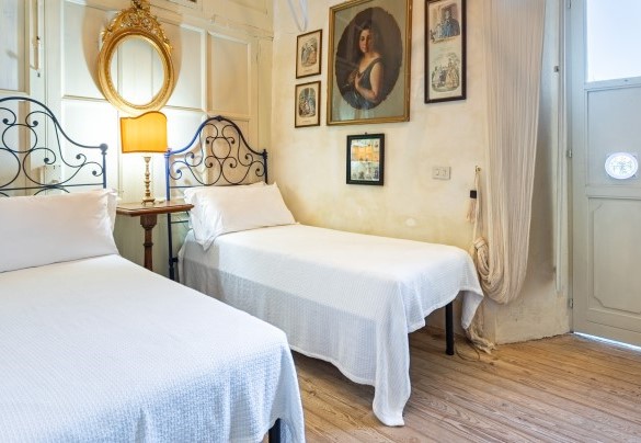 The twin bedroom (1) with terrace and mobile air conditioned - Palazzo Pozzobonelli