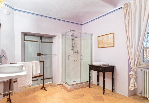 The large bathroom (6) with shower at the upper floor - Palazzo Pozzobonelli