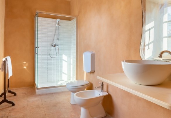 The bathroom ensuite with shower of the twin bedroom (7) at the upper floor - Palazzo Pozzobonelli