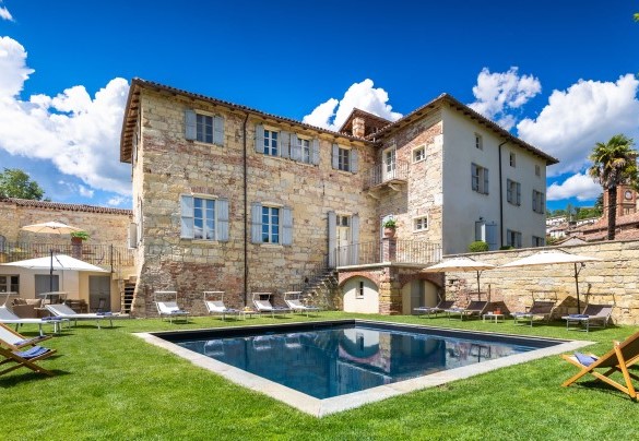 A dip in the pool and a dip in the charm of the past - Palazzo Pozzobonelli