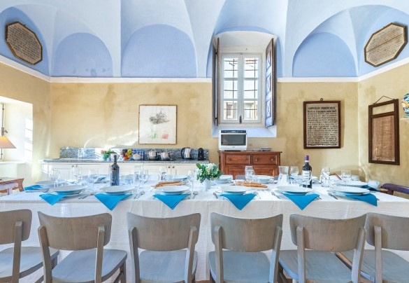 The spacious kitchen with the 17th century "double umbrella" vault - Palazzo Pozzobonelli