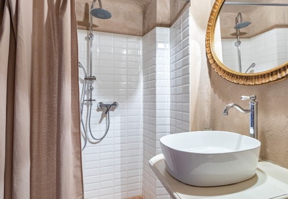 The en suite bathroom of the double bedroom (3) at the ground floor