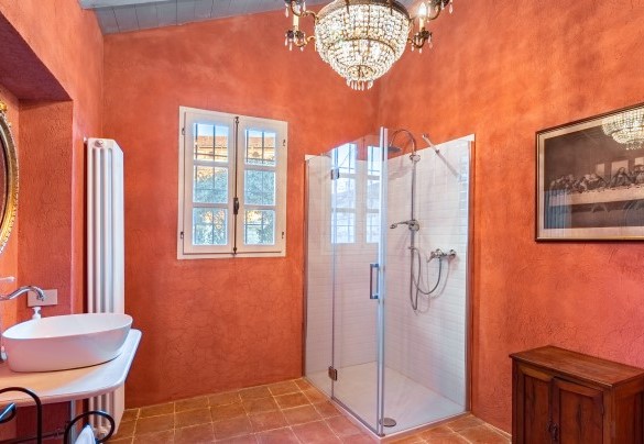 The ensuite bathroom of a double bedroom (4) at the ground floor - Palazzo Pozzobonelli