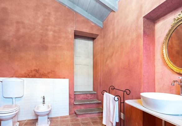 Three steps down to the bathroom en suite of the double room (4) at the ground floor - Palazzo Pozzobonelli
