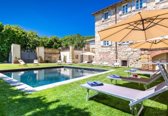 Relaxation and privacy in the beautiful solarium around the pool - Palazzo Pozzobonelli