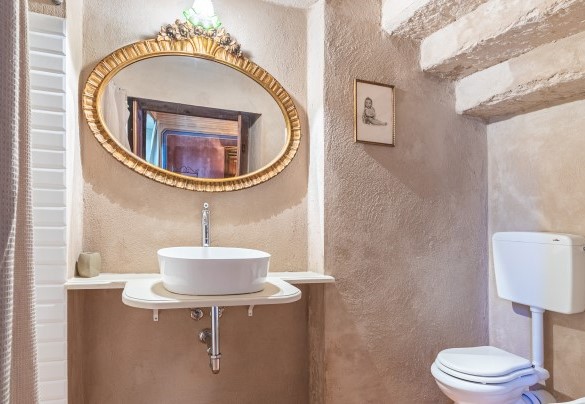 The ensuite bathroom of the double bedroom (3) at the ground floor - Palazzo Pozzobonelli