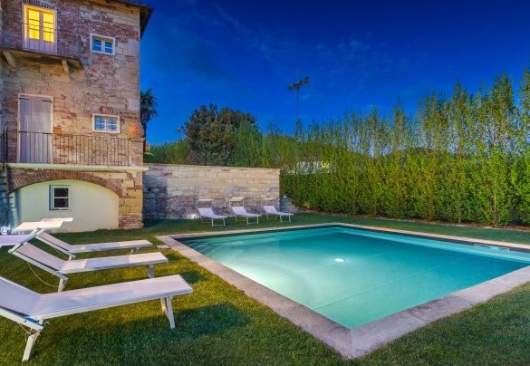 The beautiful lighted pool for a last bath of the day - Palazzo Pozzobonelli