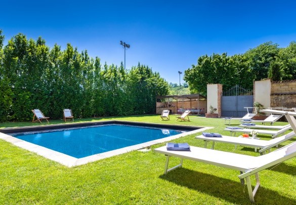 The square swimming pool and the solarium in the beautiful garden lawn - Palazzo Pozzobonelli