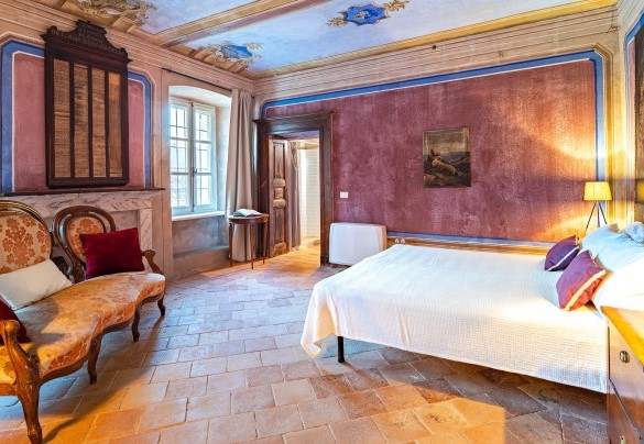 The lavish double bedroom (3) with en suite bathroom at the ground floor - Palzzo Pozzobonelli