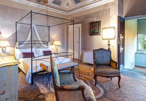 The double bedroom (4) at the ground floor with the en suite bathroom - Palazzo Pozzobonelli