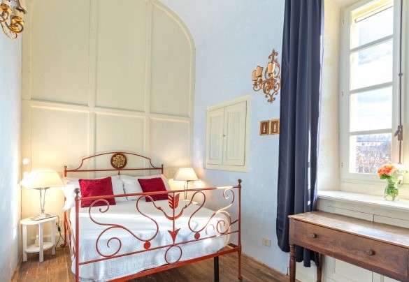 The wrought iron bed of the double bedroom (1) with bathroom ensuite at the ground floor - Palazzo Pozzobonelli