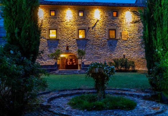 La curata illumanazione esterna offre un ambiente poetico - Pieve del Borgo