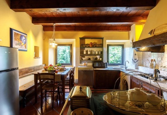 La cucina è attrezzata con diversi elettrodomestici - Pieve del Borgo