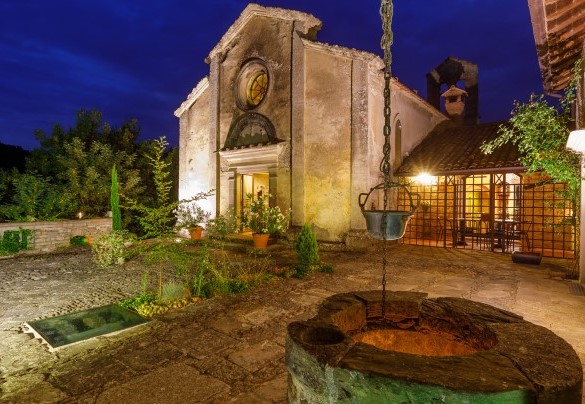 La curata illumanazione esterna offre un ambiente poetico - Pieve del Borgo